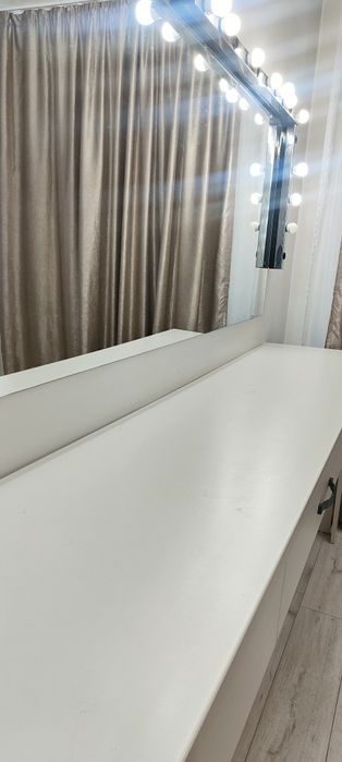 Masa se makeup cu oglinda si suport led ikea