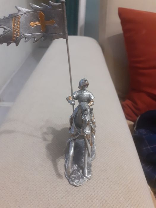 Продам статуэтку рыцаря на коне