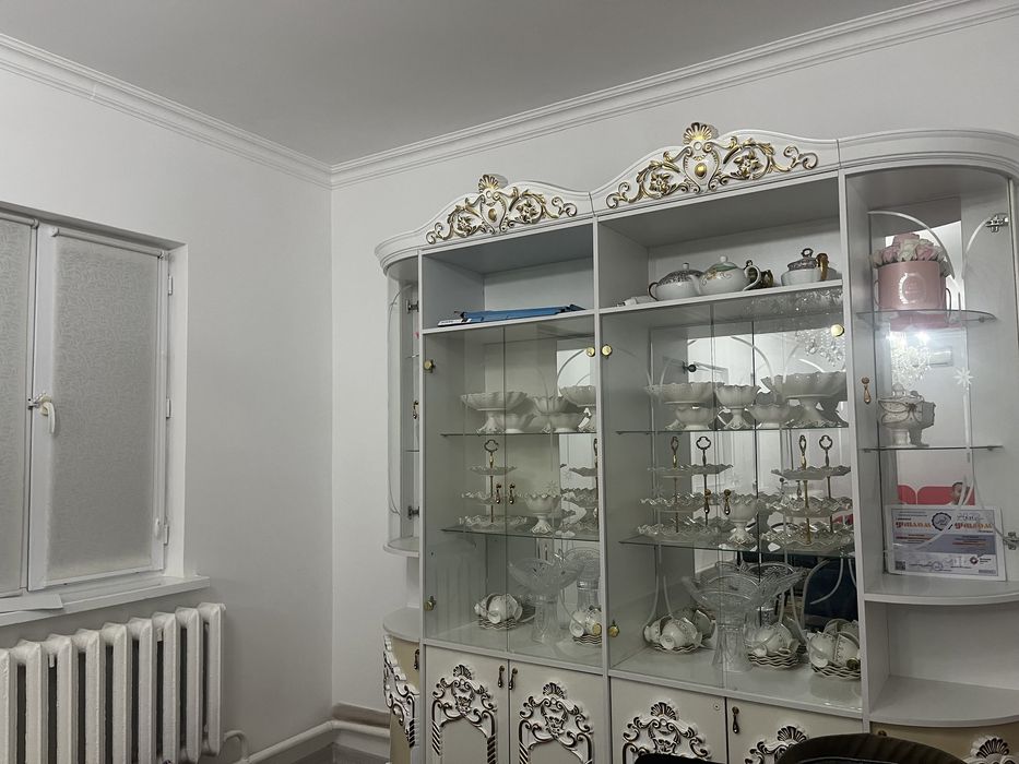 Сервант белый в хорошем состояние