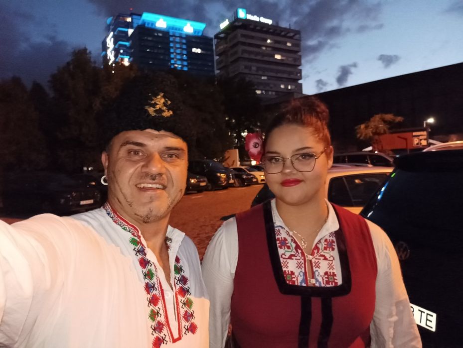 Гайдар и певица.