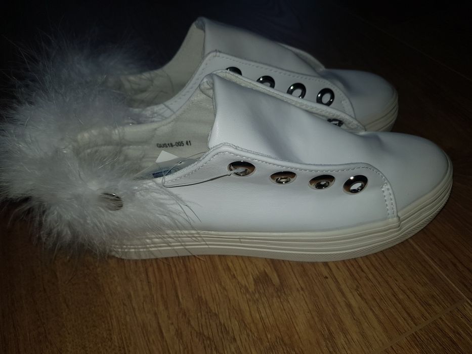 Нови бели кецове с пухчета