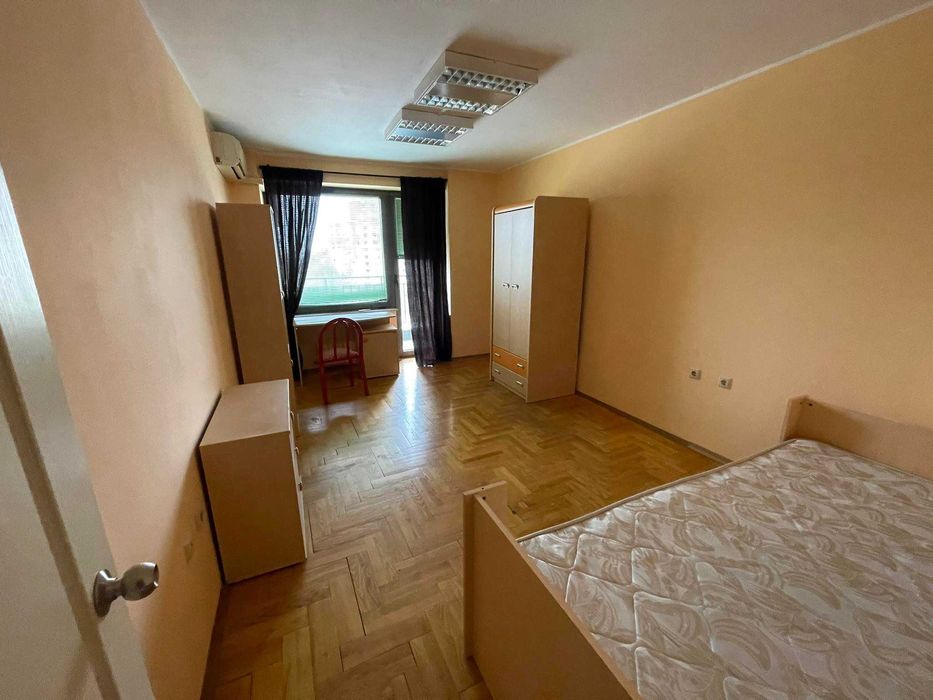 Дава се под наем Тристаен апартамент в София, Стрелбище - 123 кв.м за 600 € - Снимка #1