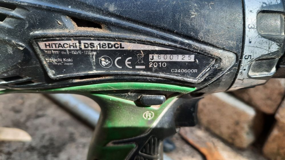 Продавам два винтовера хитачи със зарядно две батерии едната работи.