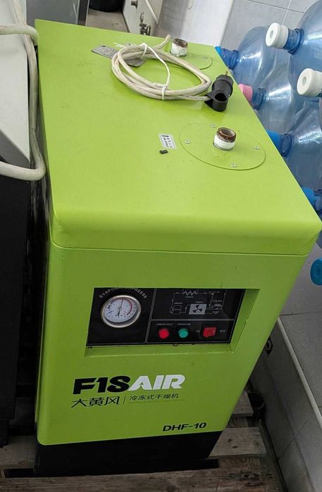 Винтов компресор 7.5kW, 1.2 m³/min, 7.8 atm + Изсушител + 600л въздушен ресивър