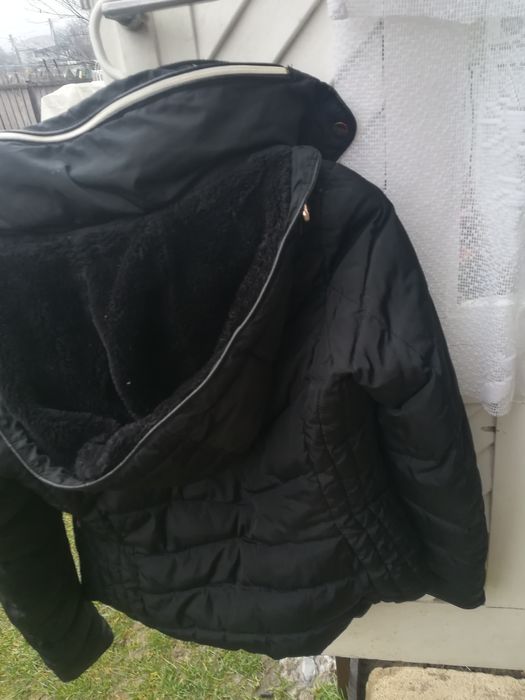 Geaca neagra de iarna cu gluga și decorați aurii