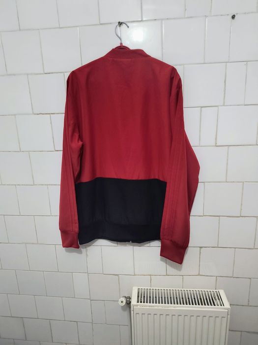 Geaca marca Adidas mărime L culoare roșu și negru nouă fără etichetă