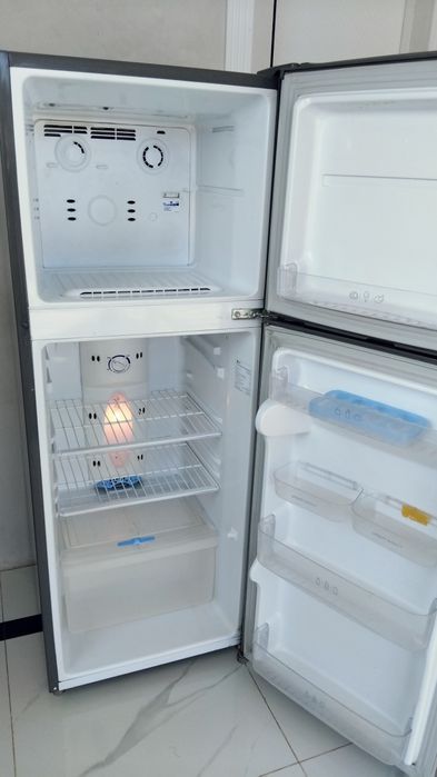 Холодильник LG серого цвета