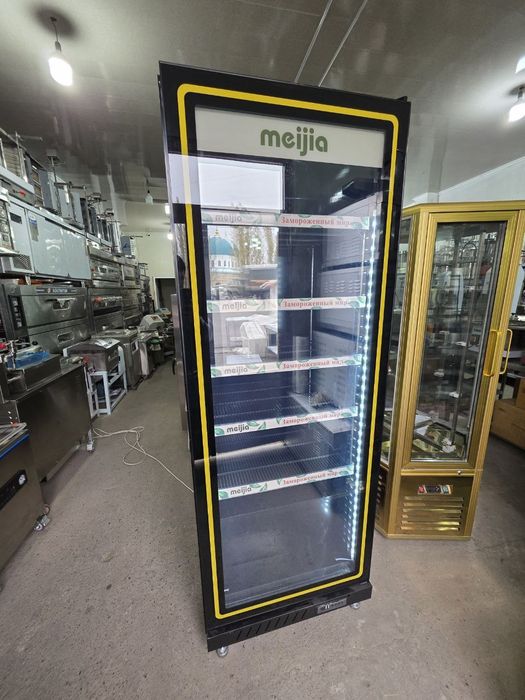 Продается витрина холодильник.