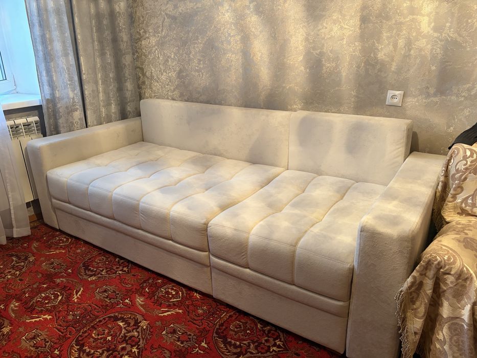 Продам диван в светлом цвете