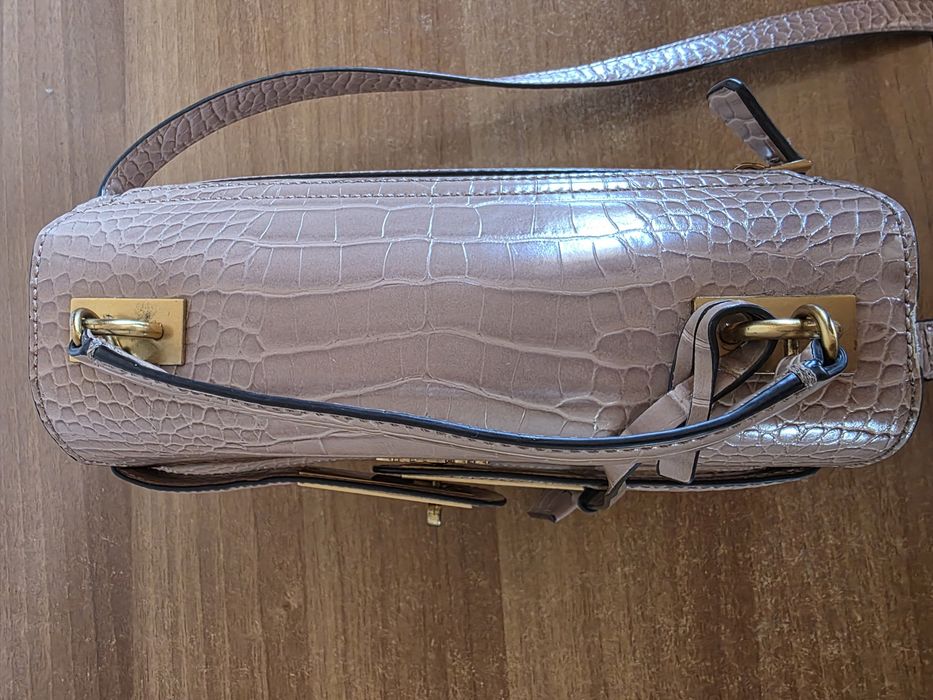 Бежова чанта GUESS