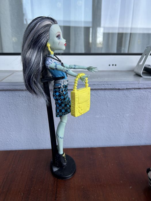 Papusa monsterhigh Frankie Stein  cu stand