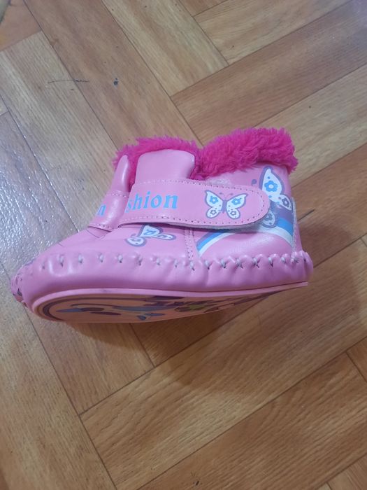 Продаю детскую обувь.