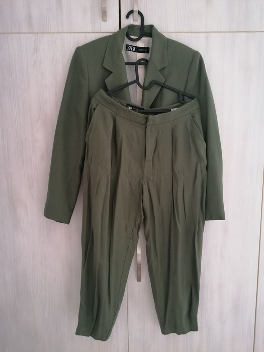 Розов костюм от Бершка, зелен от Зара с примес на лен