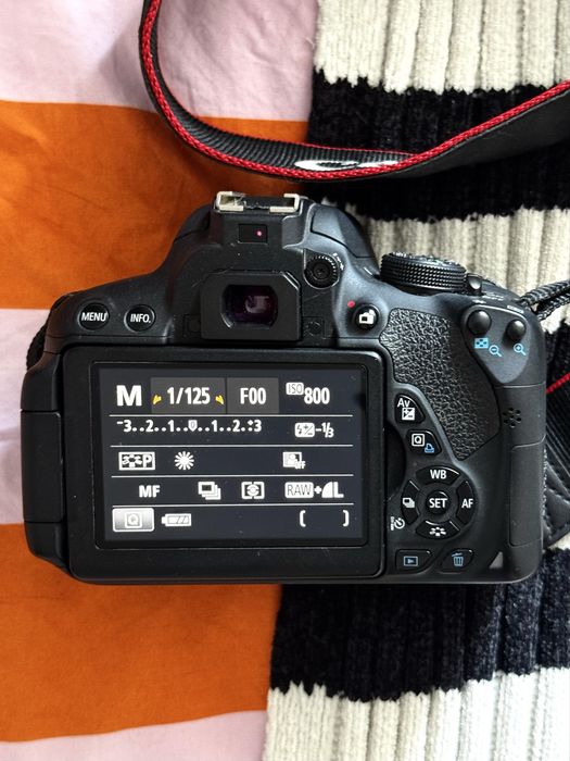 Vand Canon 700D cu obiective Canon 18-55mm si Yungnuo 50mm