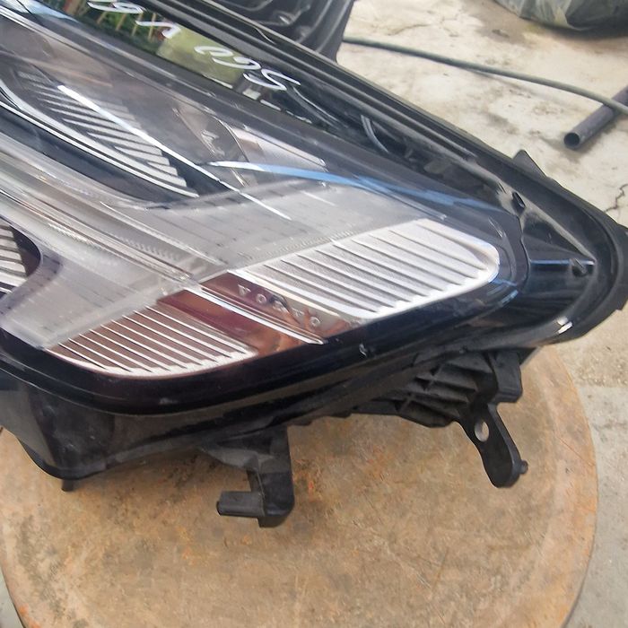 Volvo S60 V60 2019 ляв фар 2бр