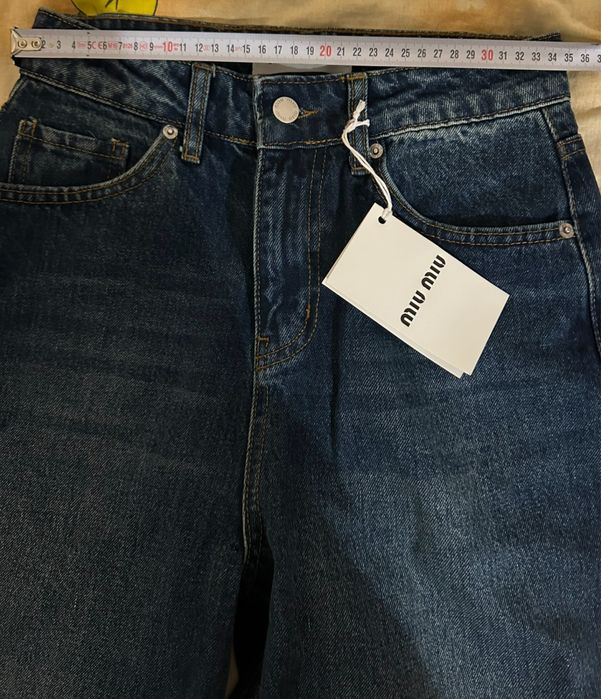 Blugi noi cu etichetă