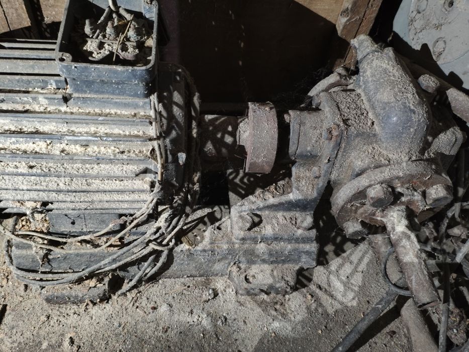 Двигатель с насосом и понижающий трансформатор