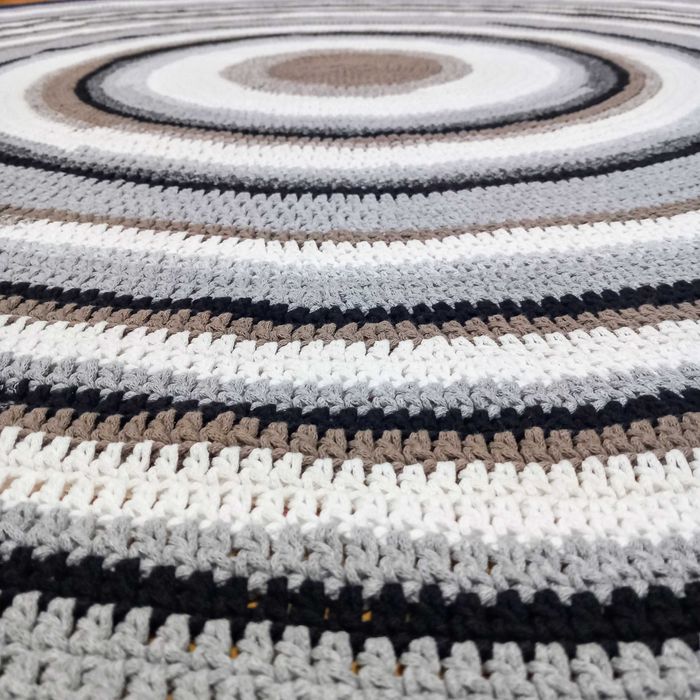 Ръчно изплетен килим