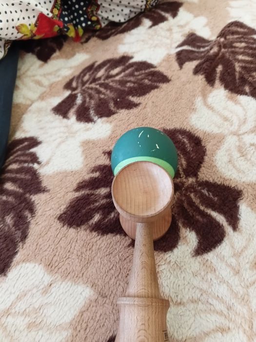 Kendama premium cu grip foarte bun si cu gaura in beasecup
