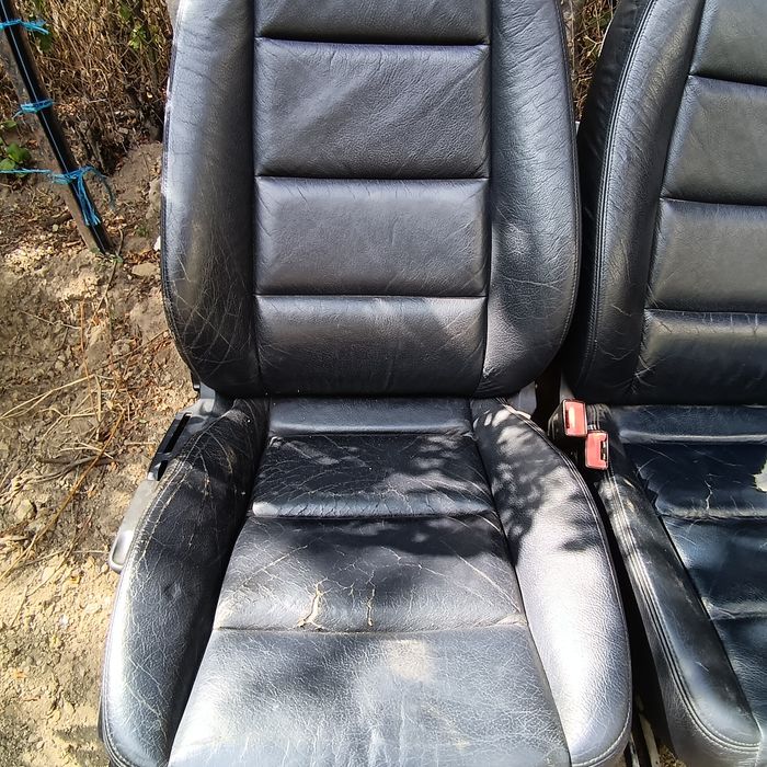 Кожен салон син на цвят