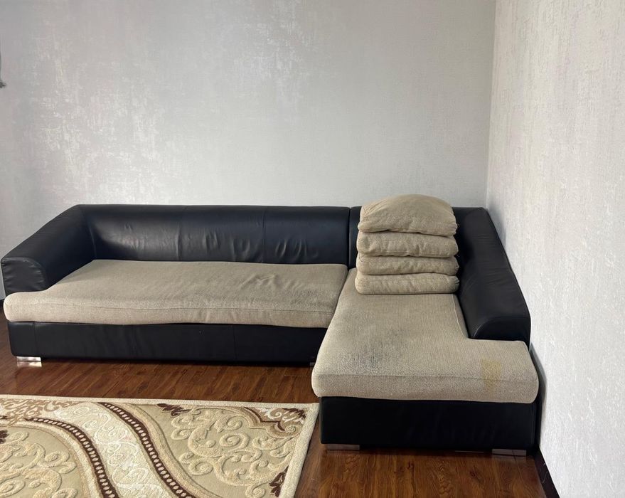 Диван қара түсті