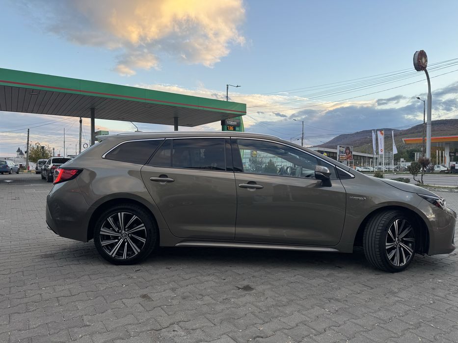 Toyota Corolla hybrid . Pret + TVA