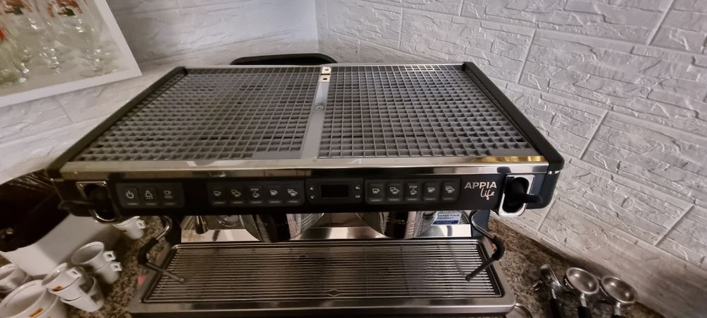 Esspresor de cafea Nuova Simonelli cu doua porturi