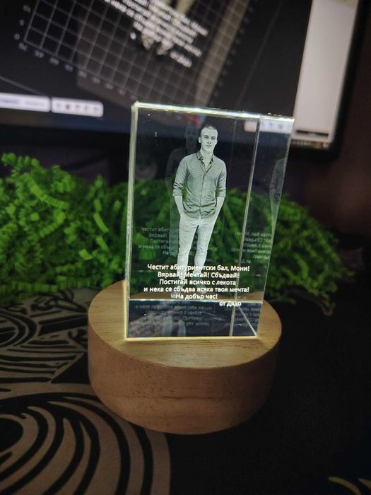 Персонализиран 3D Кристал със Снимка + LED Поставка | Безплатна Доставка