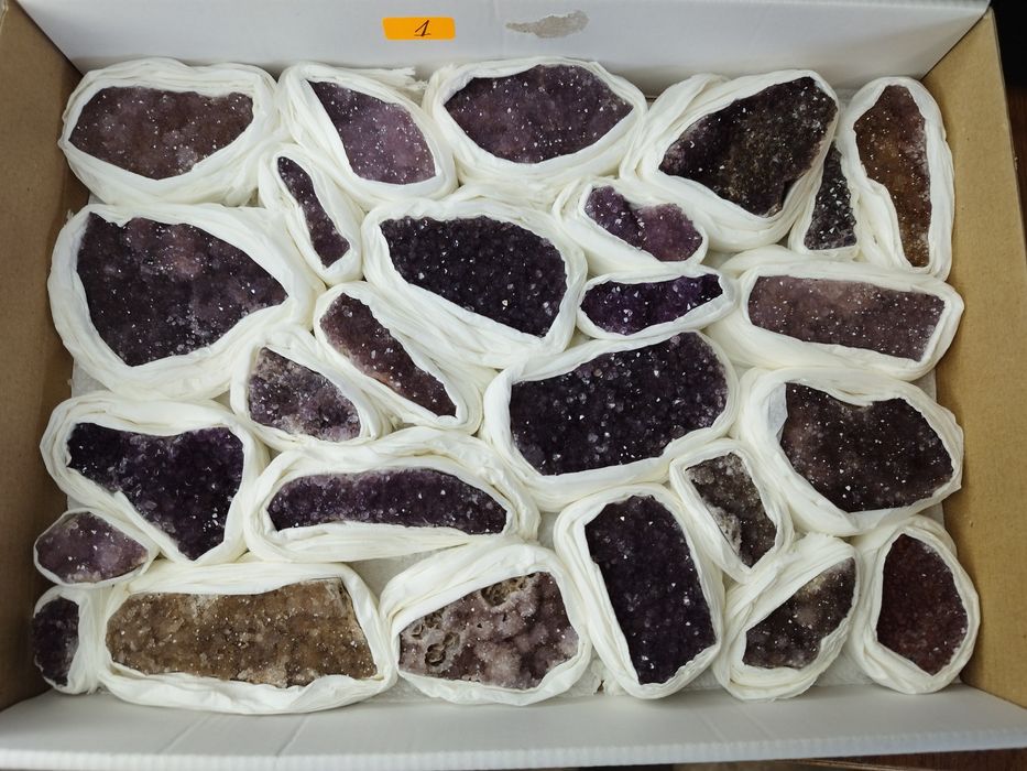 Минерали във кутии 23х30см