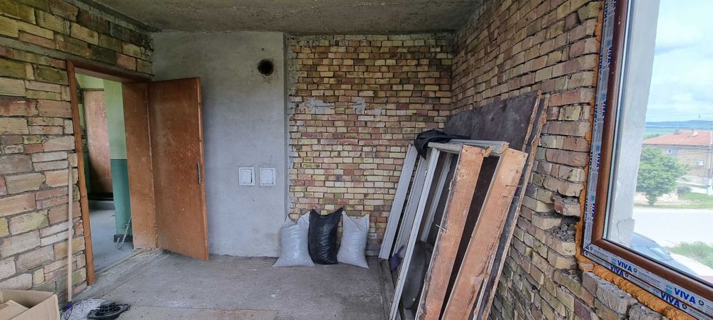 1785-Продава се триетажна тухлена на плоча къща в Гецово!