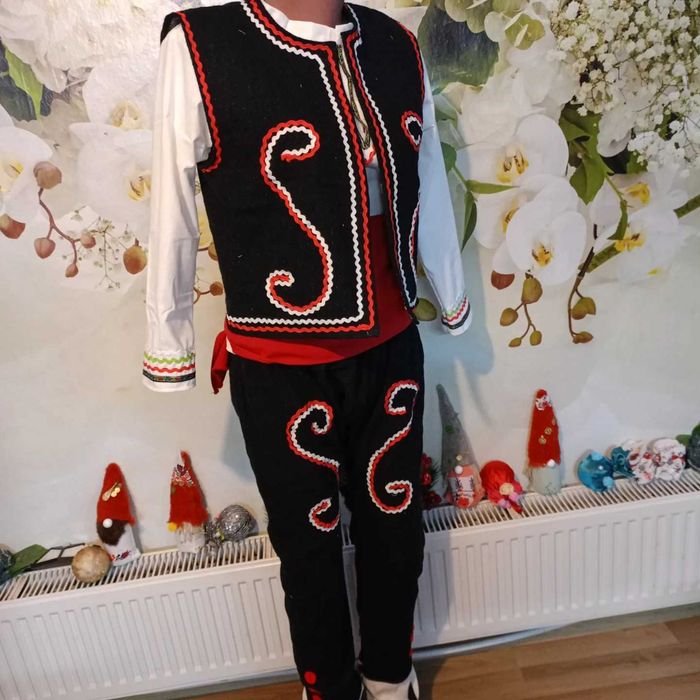 Народна носия със ширити за момче