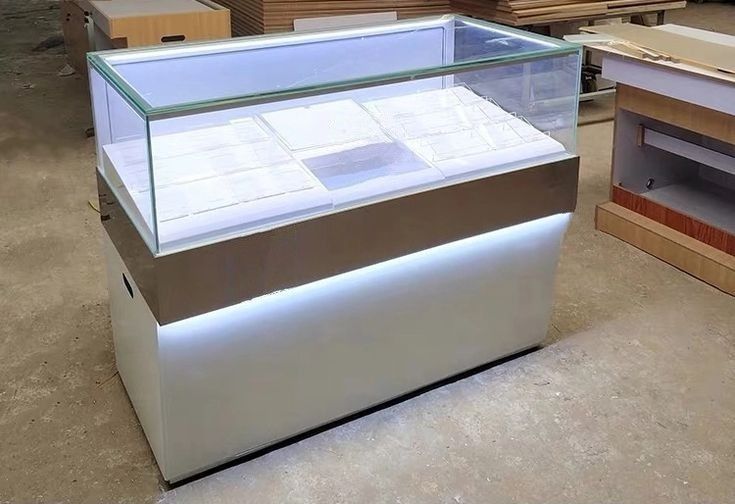 Oynali vitrina telfon tilla buyumlari uchun mebel