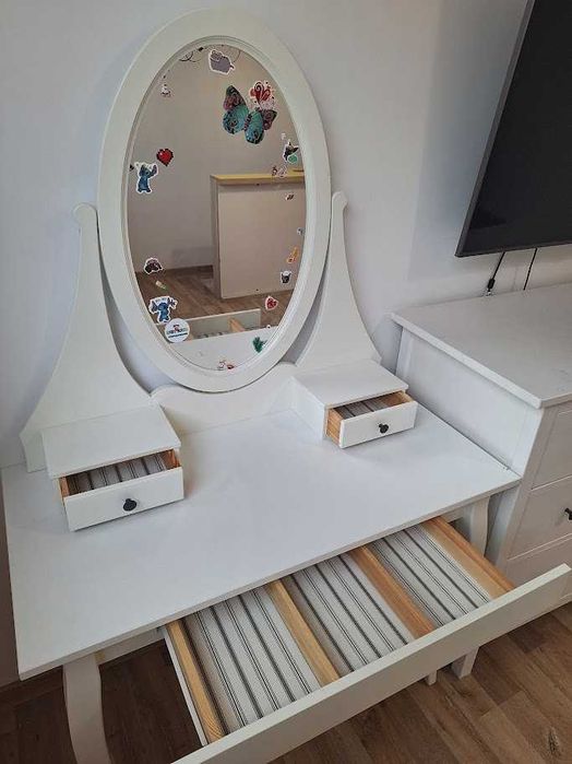 Тоалетка с огледало