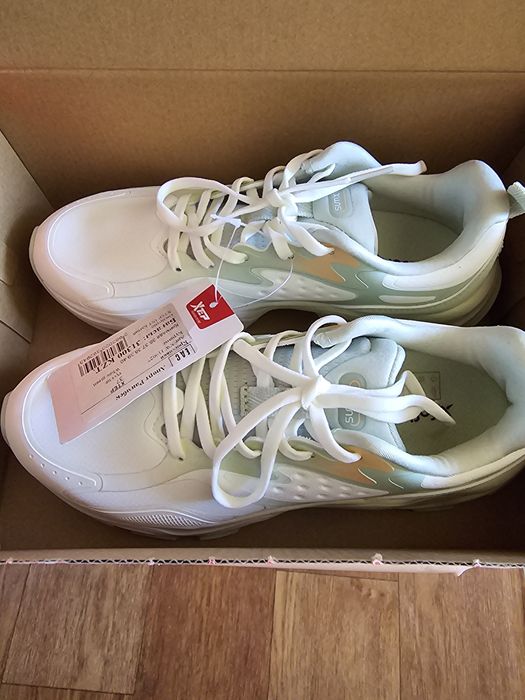 Новые женские кроссовки бренда Xtep.