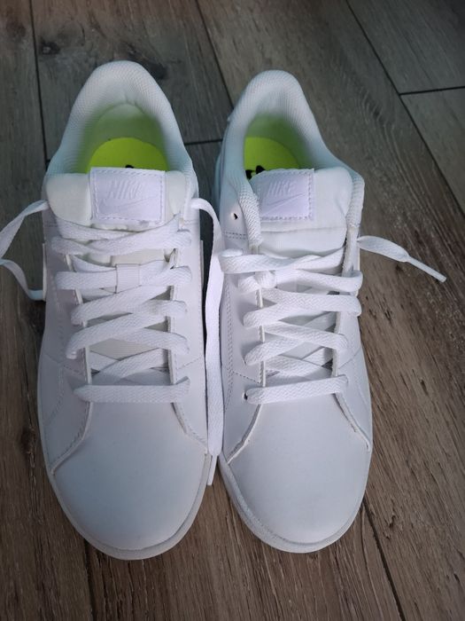 Adidasi Nike albi