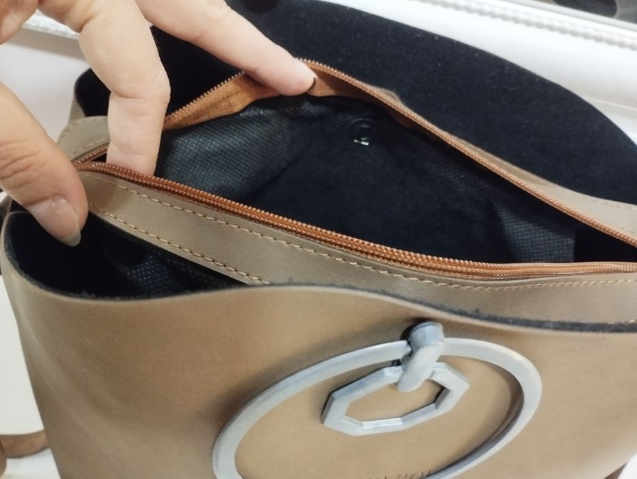 Красива дамска чанта от кожа