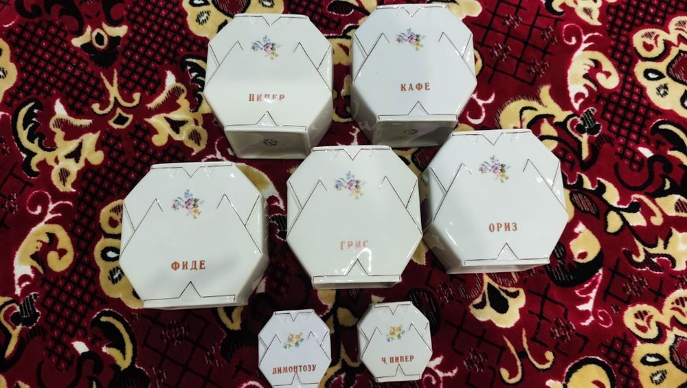 2 покривки 130-190 и 7 ретро бурка за подправкина