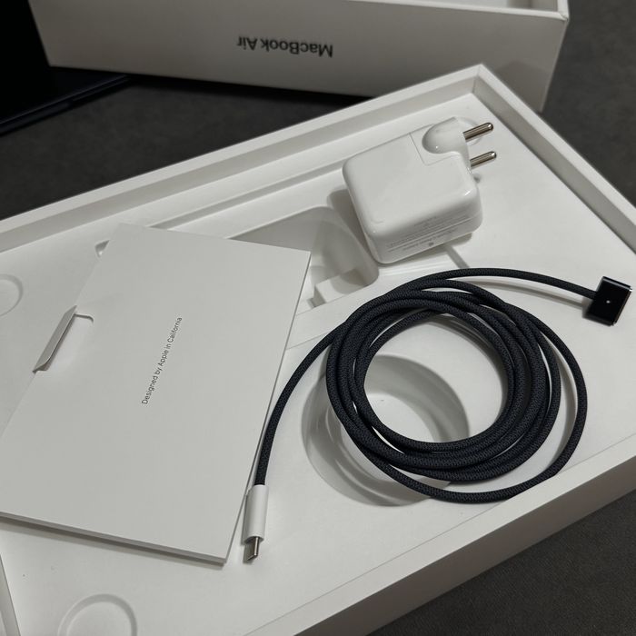Продам macbook air 13 512гб 2025 m4