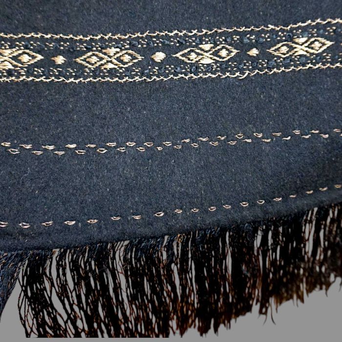 Costum popular cu ie lucrata manual si catrinte fir metalic S-M