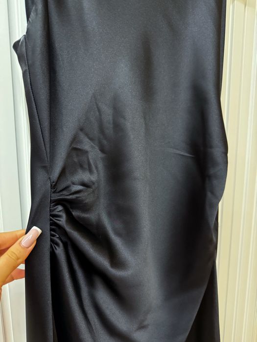 Черна сатенена рокля с подчертана талия Zara