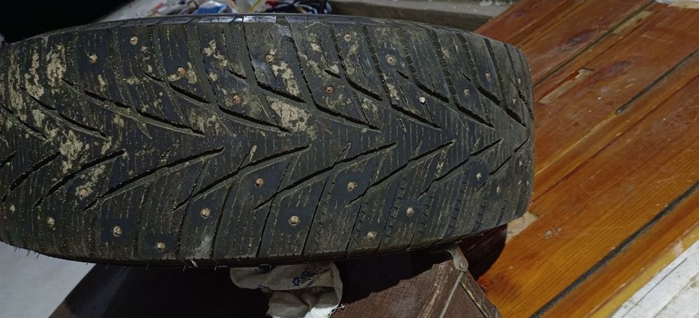 Продам шипованный колесо