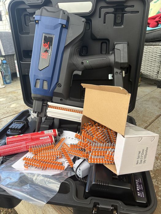 Pistol cuie beton NOU cu 5000 de cuie si gazul aferent