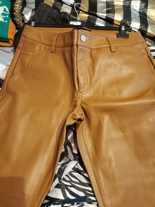 Pantaloni maro piele ecologica