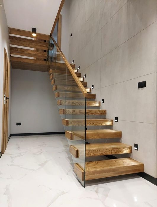 Scări din lemn masiv, balustrade lemn și sticlă securizată