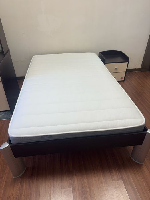 кровать, шкаф и письменный стол