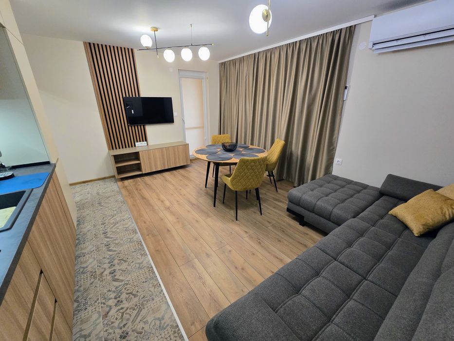 Под наем нов двустаен, Гранд мол