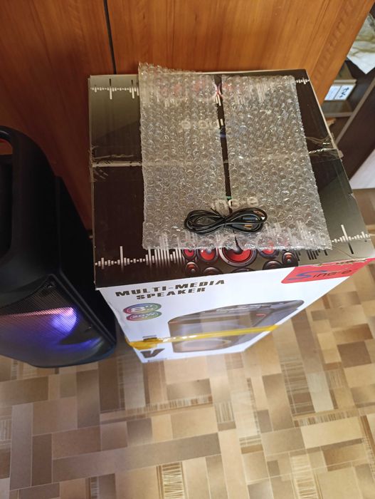 Блютуз Колонка с микрофоном.