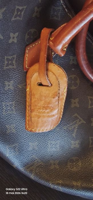 Louis Vuitton Speedy (varianta clasică, cu mâner de mână, fără baretă lungă de umăr).