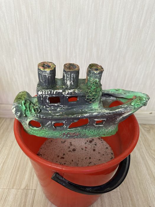 Akvarium Korabl va qum toshlari.