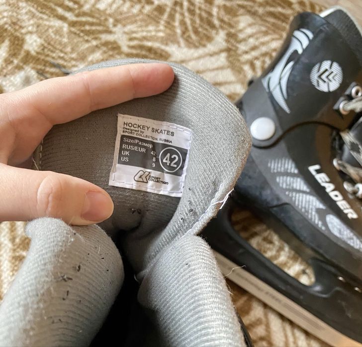 Продам коньки черным цветом